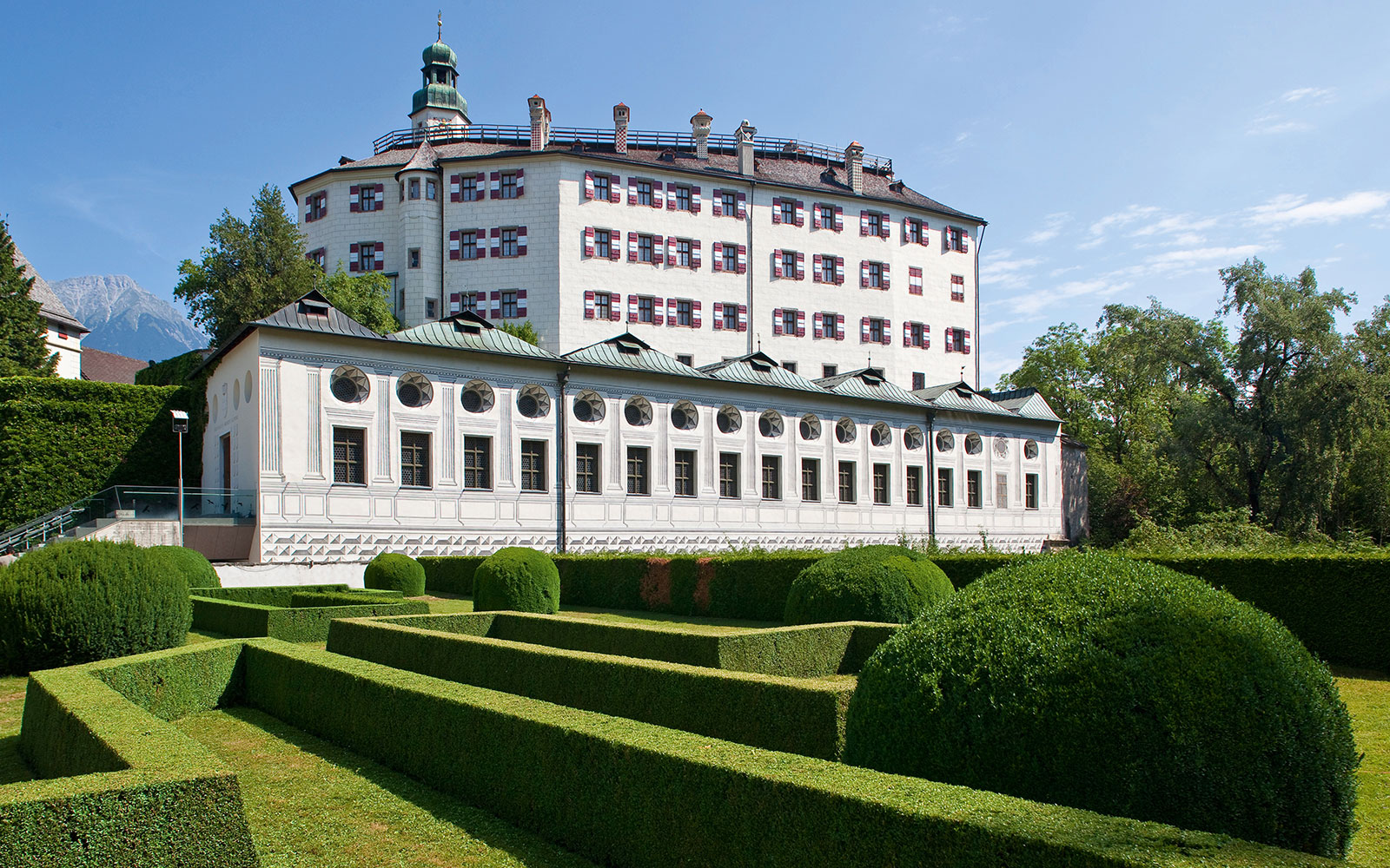 chalet-ferienhaus-maerchenblick-luxuschalet-leutasch-seefeld-sehenswuerdigkeiten-detailbild-schloss-ambras-sommer-1600x1000-02.jpg